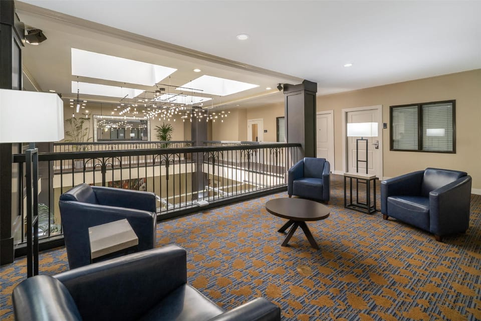 Best Western Plus Palm Court Hotel Hotel in Davis