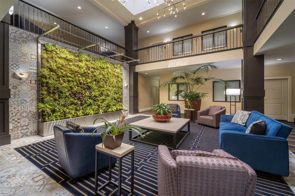 Best Western Plus Palm Court Hotel Hotel in Davis