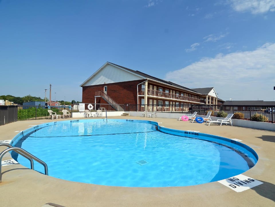 Swimming pool [outdoor]