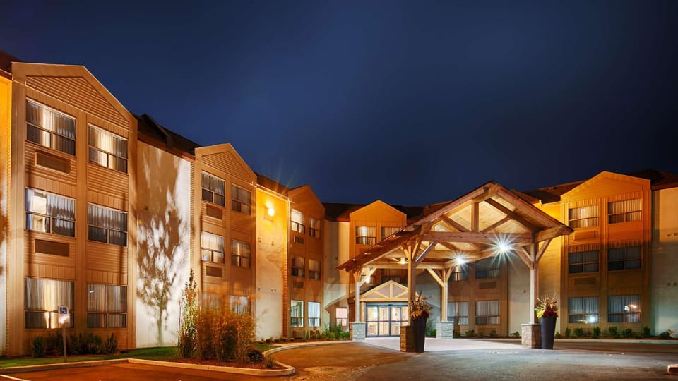 Best Western Plus Rose City Suites Hotel in Welland