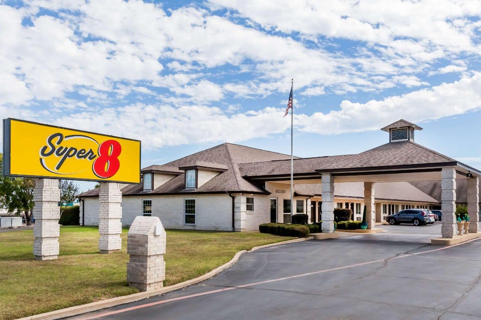Super 8 By Wyndham Cleburne Hotel in Cleburne
