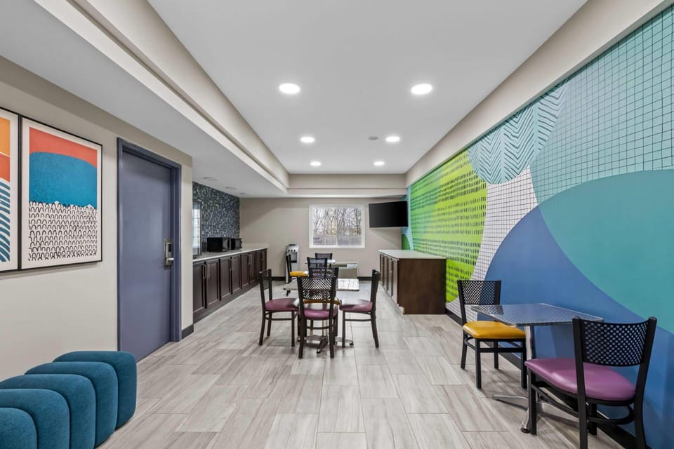 Days Inn & Suites by Wyndham Union City Hotel in Fairburn