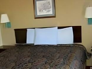 Budget Host Inn Charleston Hotel in Charleston