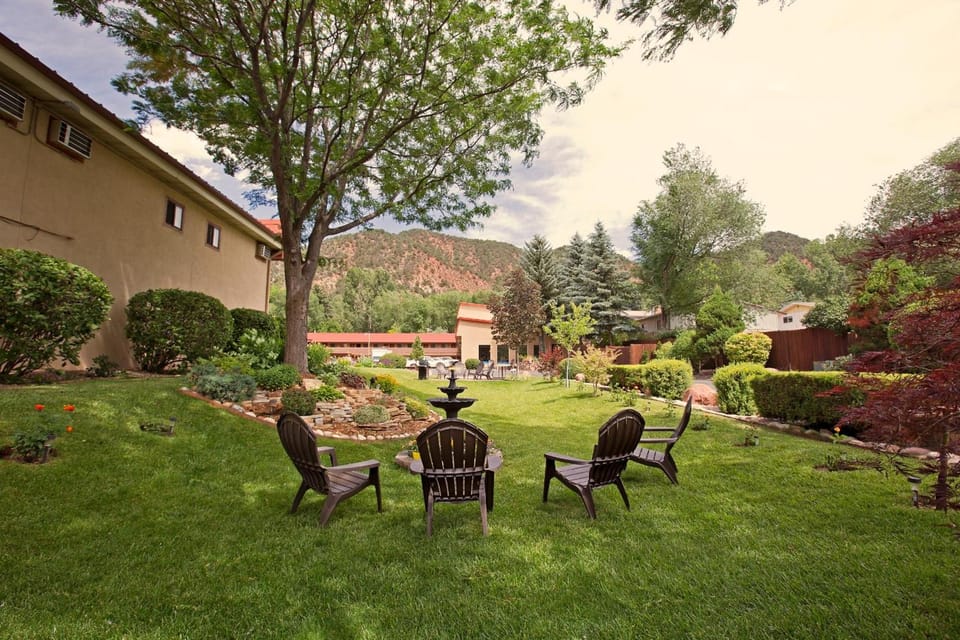 Glenwood Springs Cedar Lodge Inn in Glenwood Springs