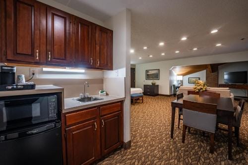 Christopher Inn and Suites Hotel in Chillicothe