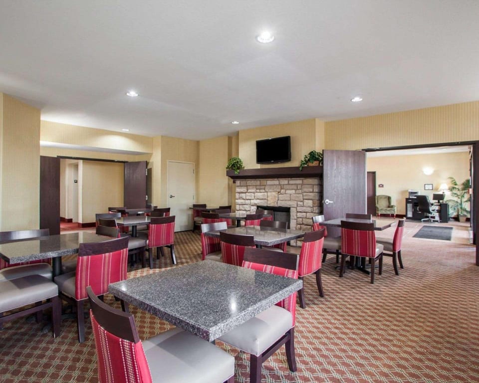 Comfort Inn & Suites Harrisonville Hotel in Ozark Mountains