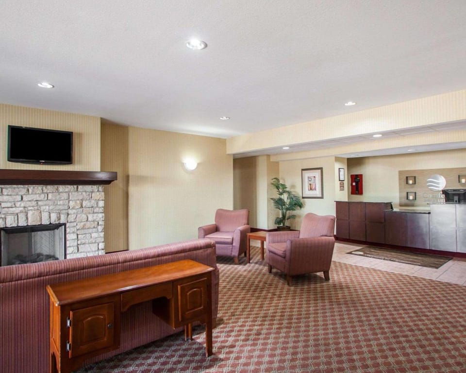 Comfort Inn & Suites Harrisonville Hotel in Ozark Mountains