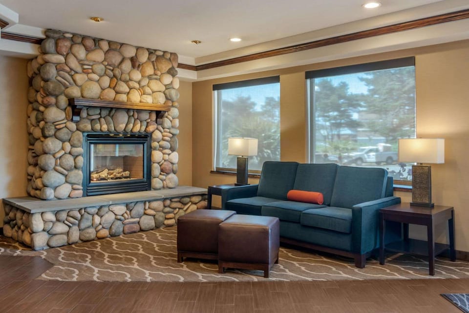 Comfort Inn & Suites Lincoln City Hotel in Devils Lake