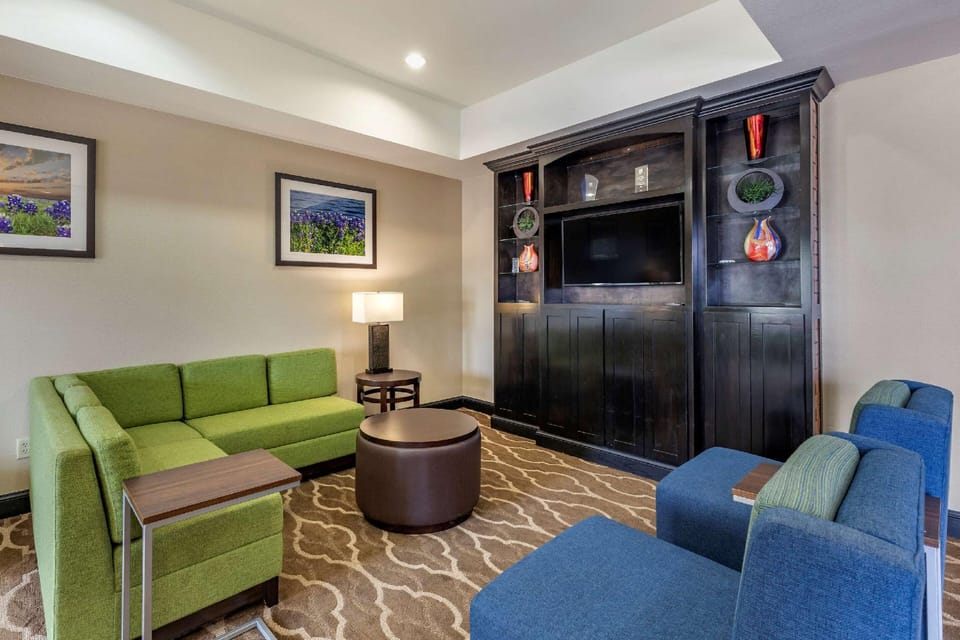 Comfort Inn & Suites Paris Hotel in Paris