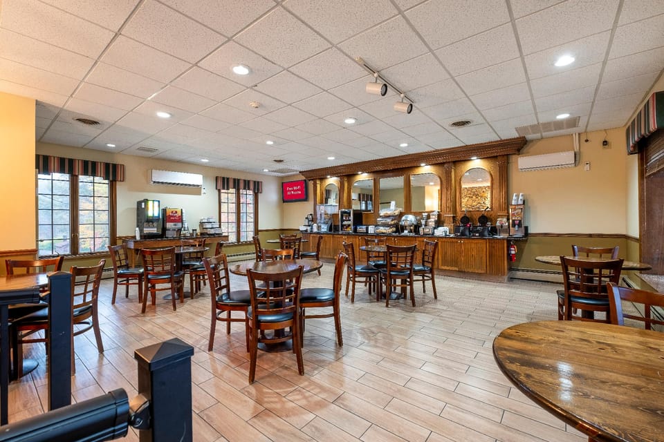 Red Roof Inn & Suites Hazleton Hotel in Luzerne County