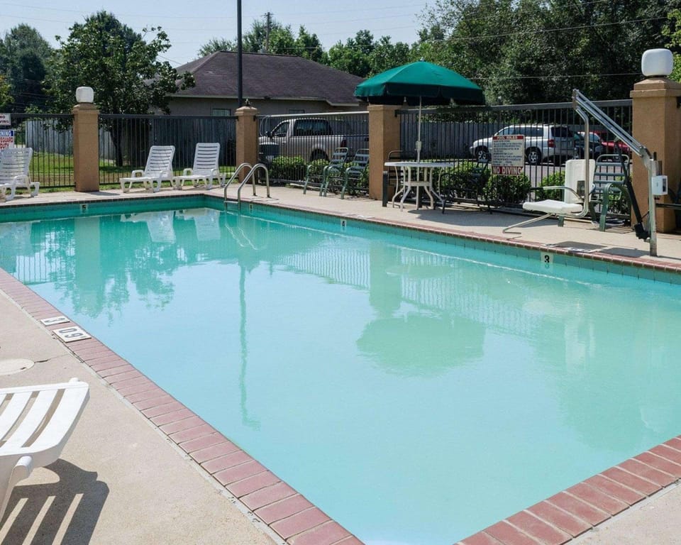 Swimming pool [outdoor]
