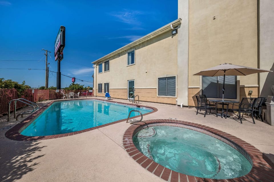 Quality Inn & Suites Terrell Hotel in Texas