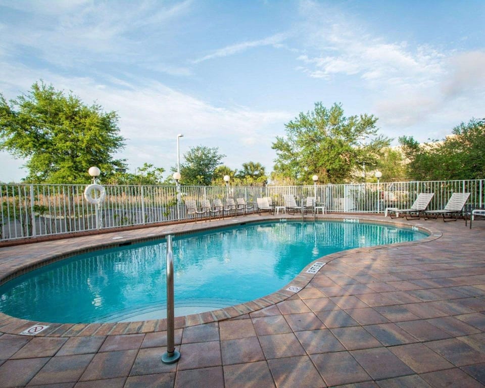 Swimming pool [outdoor]