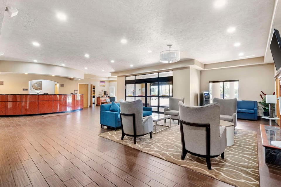 Comfort Suites Merrillville near US 30 Hotel in Merrillville