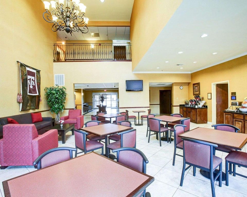Comfort Suites Texas Ave. Hotel in College Station