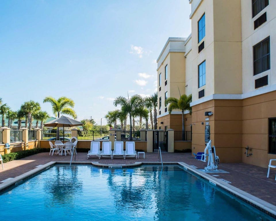 Swimming pool [outdoor]