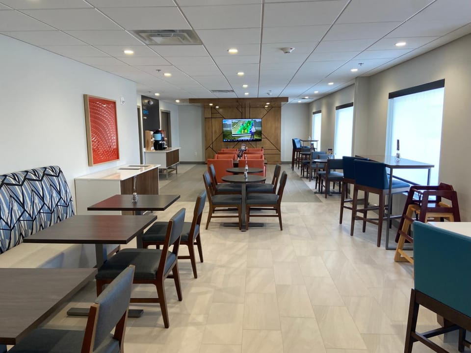 Holiday Inn Express & Suites Elyria By IHG Hotel in Lake Erie