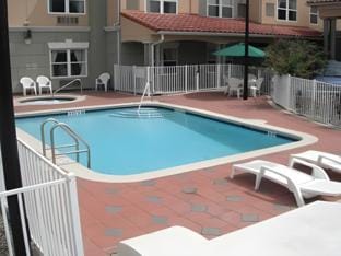 Swimming pool [outdoor]