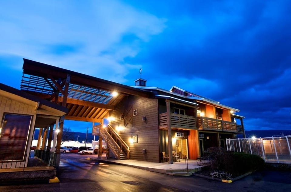 Cousin's Country Inn Hotel in The Dalles