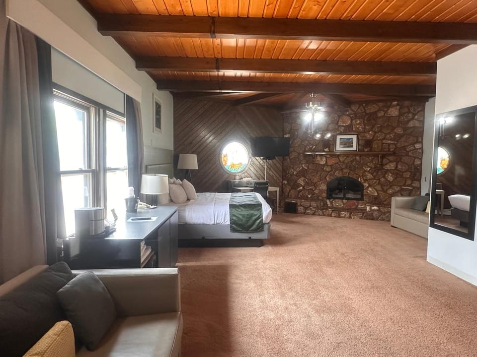 Pictured Rocks Inn and Suites Hotel in Munising