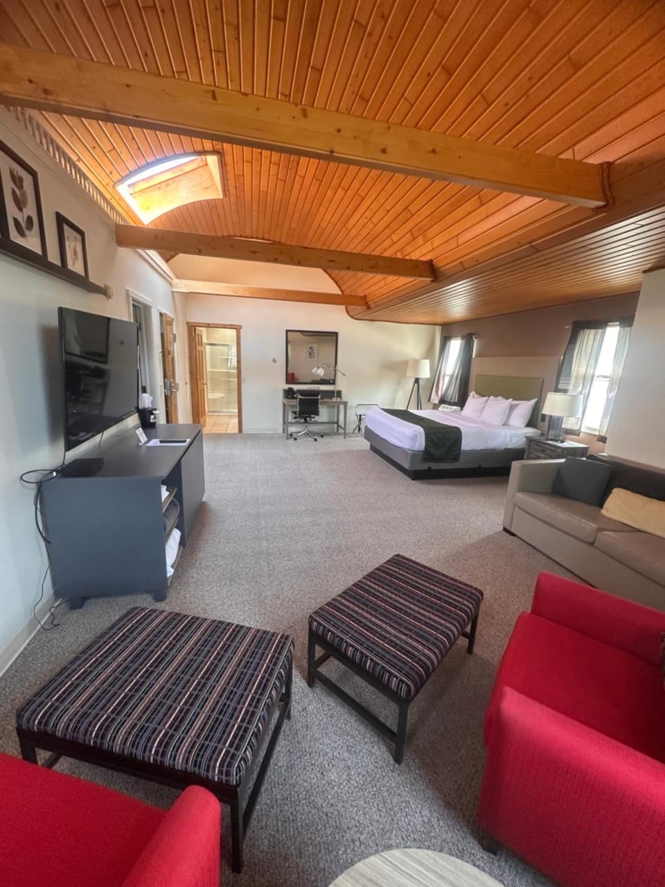 Pictured Rocks Inn and Suites Hotel in Munising