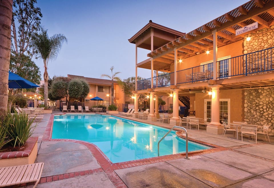 Swimming pool [outdoor]