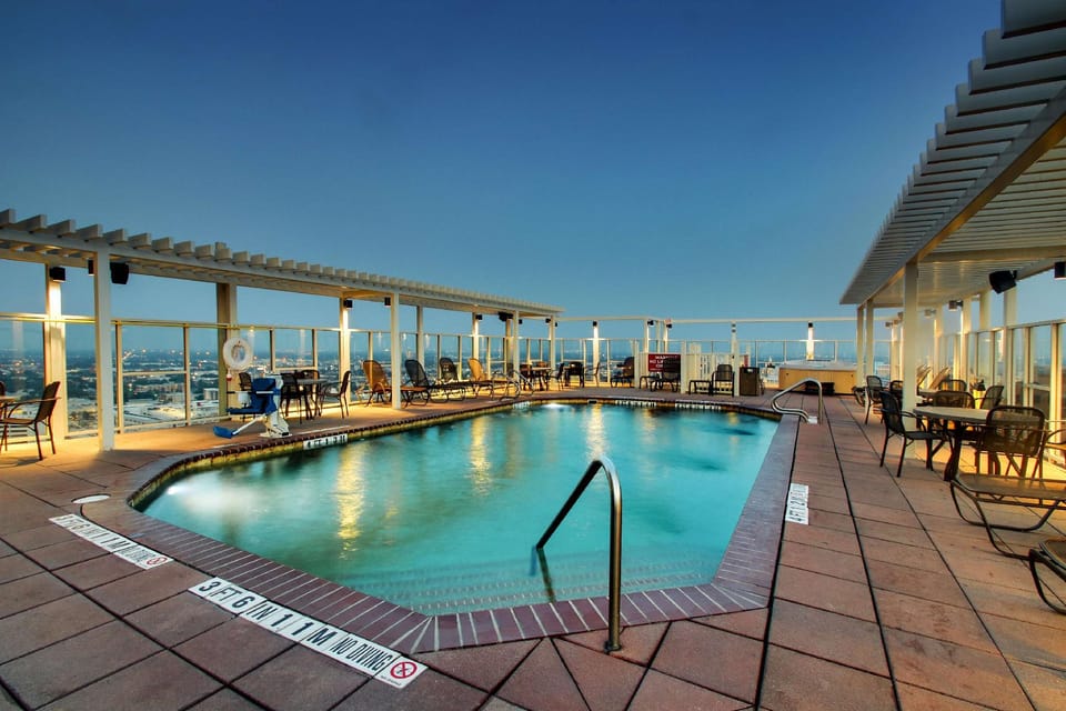 Swimming pool [outdoor]