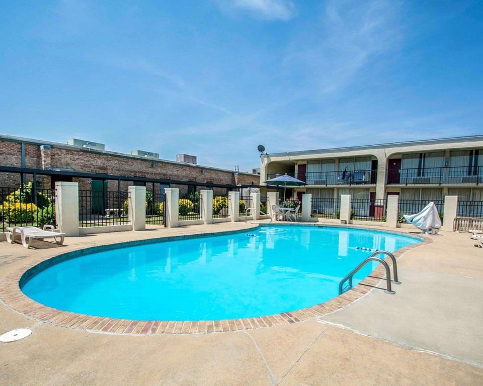 Swimming pool [outdoor]