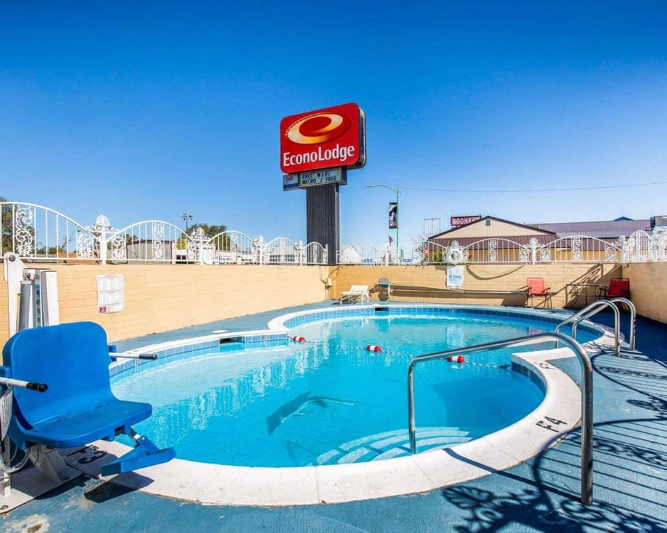 Swimming pool [outdoor]