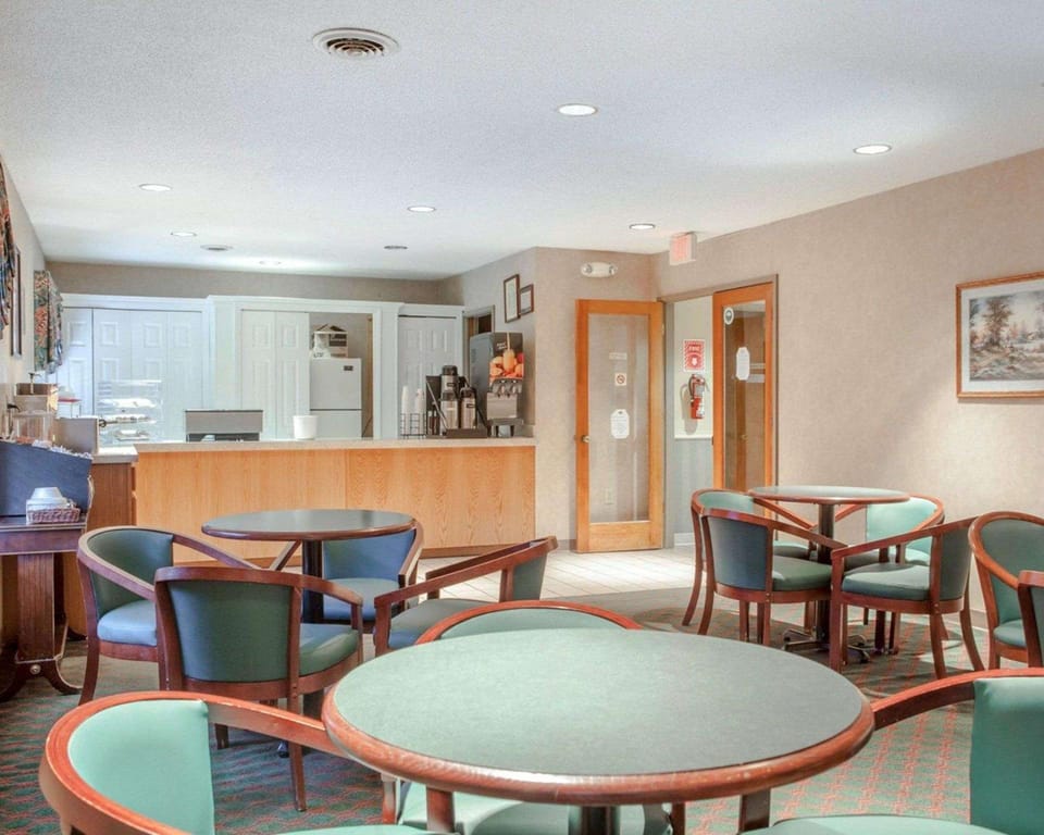 Econo Lodge Inn & Suites Knoxville East Hotel in Knoxville