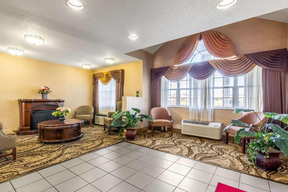 Econo Lodge Inn & Suites Evansville East Hotel in Evansville