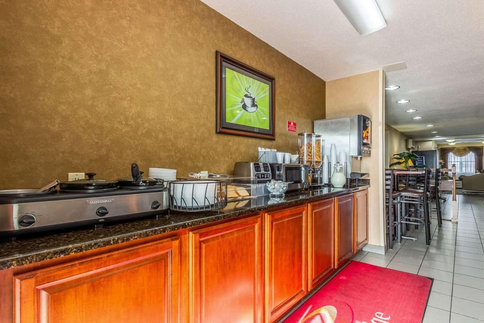 Econo Lodge Inn & Suites Evansville East Hotel in Evansville