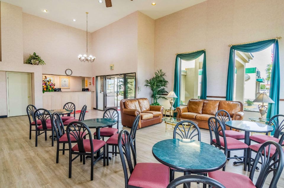 Econo Lodge Inn & Suites Gulfport Airport Hotel in Gulfport