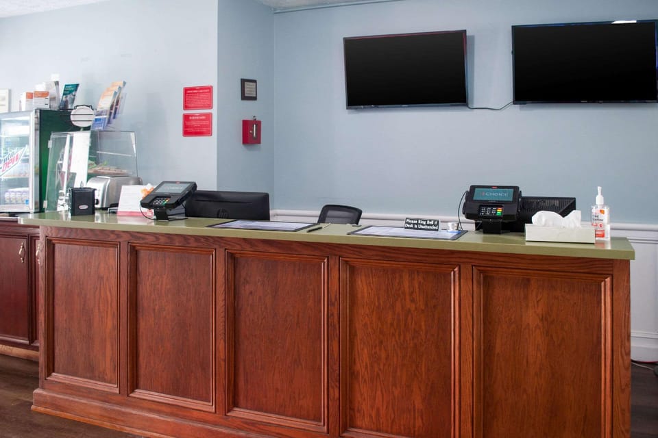 Econo Lodge Inn & Suites Sandusky South Hotel in Sandusky