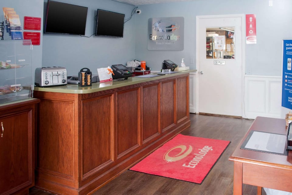 Econo Lodge Inn & Suites Sandusky South Hotel in Sandusky