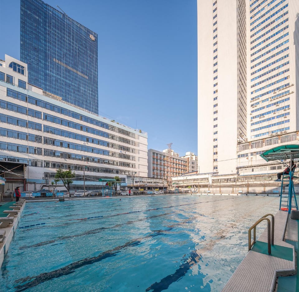 Swimming pool [outdoor]