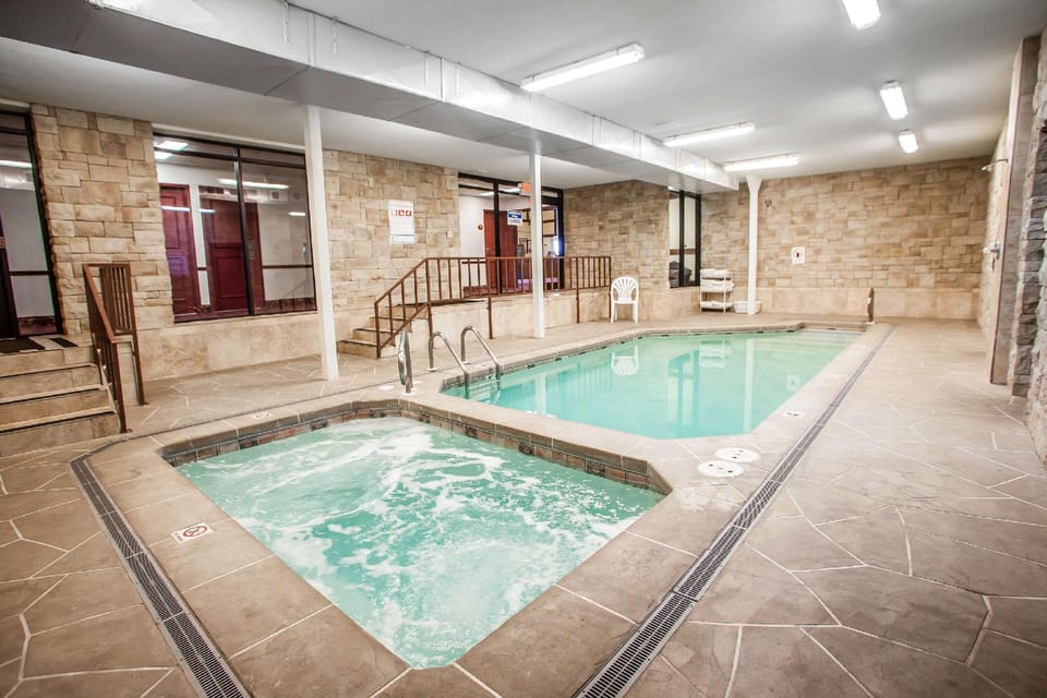 Econo Lodge Truman Inn Hotel in Ozark Mountains