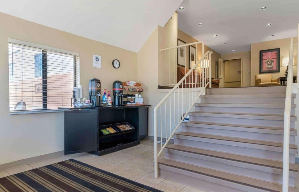 Suburban Studios Louisville East Hotel in Jeffersontown