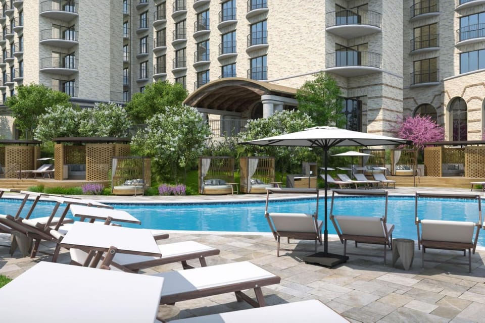 Swimming pool [outdoor]