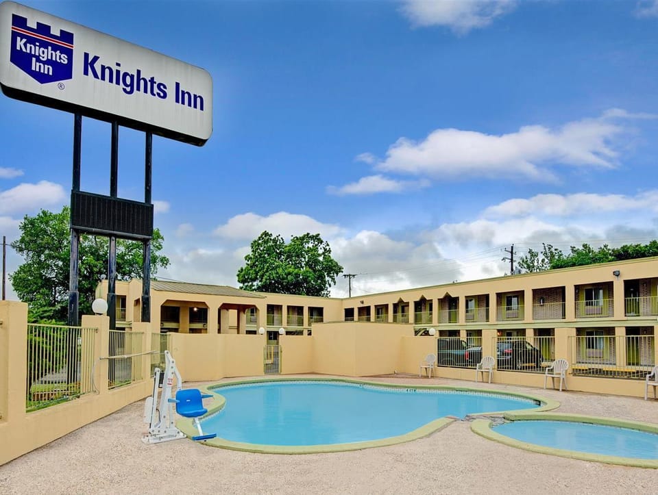 White Rock Inn Motel in San Marcos