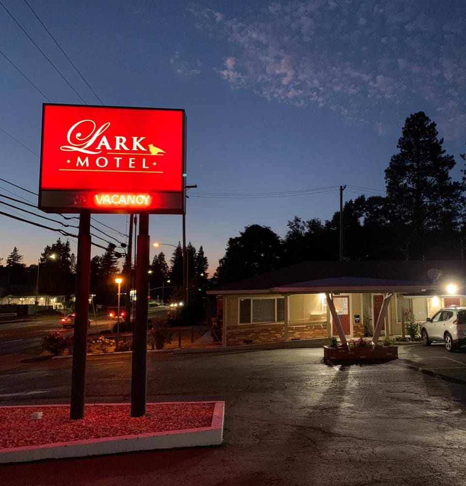 Lark Motel Willits Motel in Willits