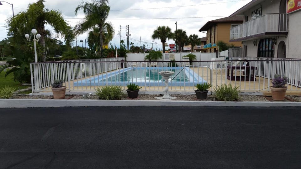 Maple Leaf Inn & Suites Motel in Kissimmee
