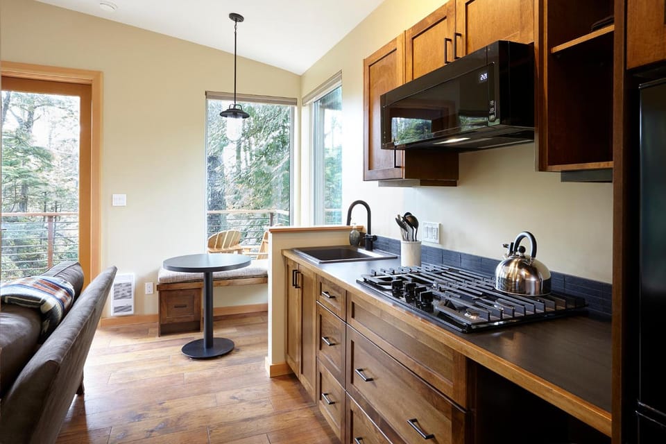 Middle Beach Lodge Lodge in Tofino