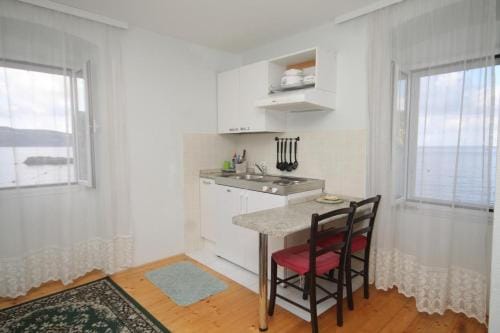 Apartments and rooms by the sea Komiza, Vis - 2431 Hotel in Komiža