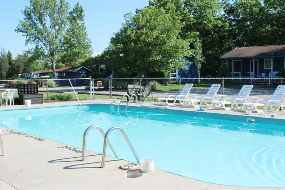 Bird's Nest Resort Hotel in South Bass Island