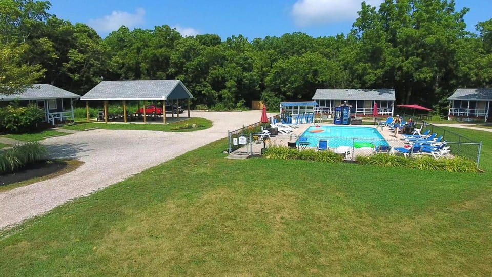 Bird's Nest Resort Hotel in South Bass Island