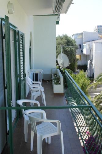 Apartments and rooms with parking space Makarska - 6759 Hotel in Makarska