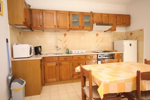 Apartments and rooms with parking space Makarska - 6759 Hotel in Makarska