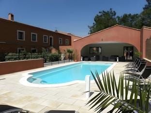 Swimming pool [outdoor]