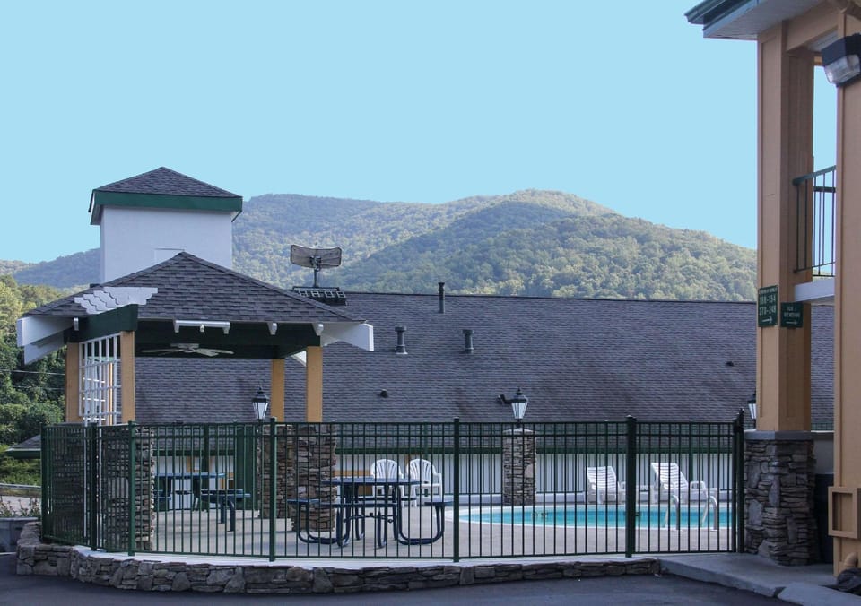 Suites Biltmore East Hotel in Swannanoa